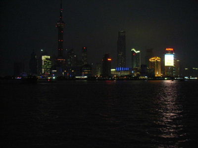 Am sp&auml;ten Abend hat man vom Bund, der Uferpromenade, aus einen wundersch&ouml;nen Blick auf Pudong, den modernen Stadtteil auf der &ouml;stlichen Seite des Flusses